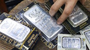 Lonjakan Minyak Tekan Perak