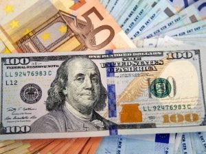 Dolar Bangkit, Euro hingga Yen Tumbang